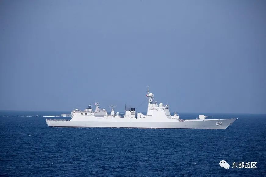 东部战区海军某驱逐舰支队厦门舰,常州舰组成舰艇编队,在薄雾中解缆