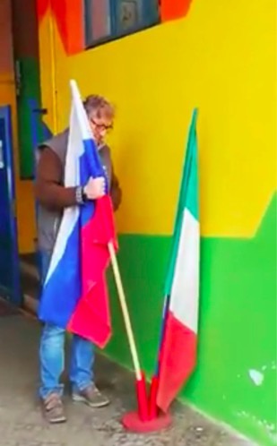 意大利人插上俄罗斯国旗