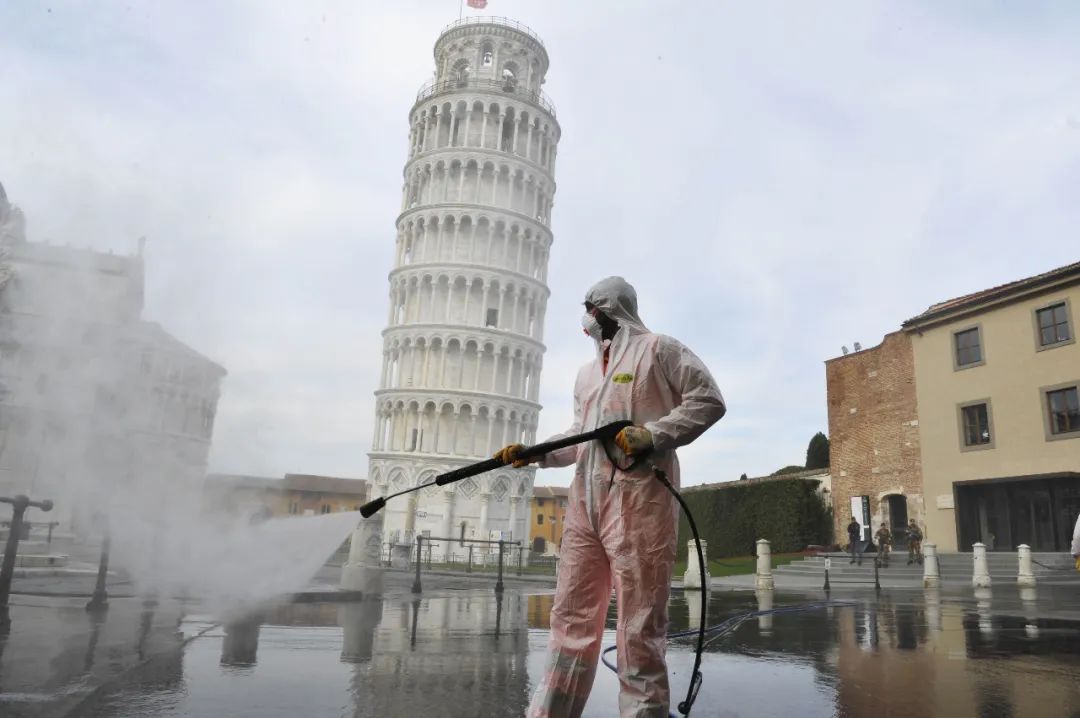 　3月17日，意大利防疫人员在比萨斜塔附近消毒。