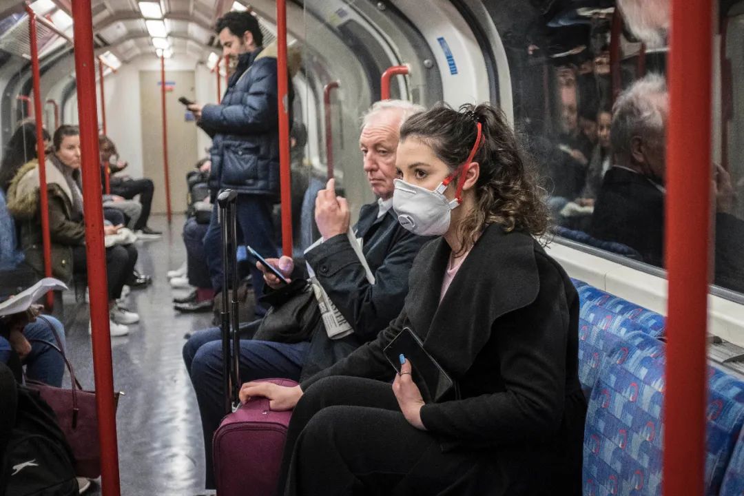 2月14日，乘坐地铁通勤的伦敦民众。