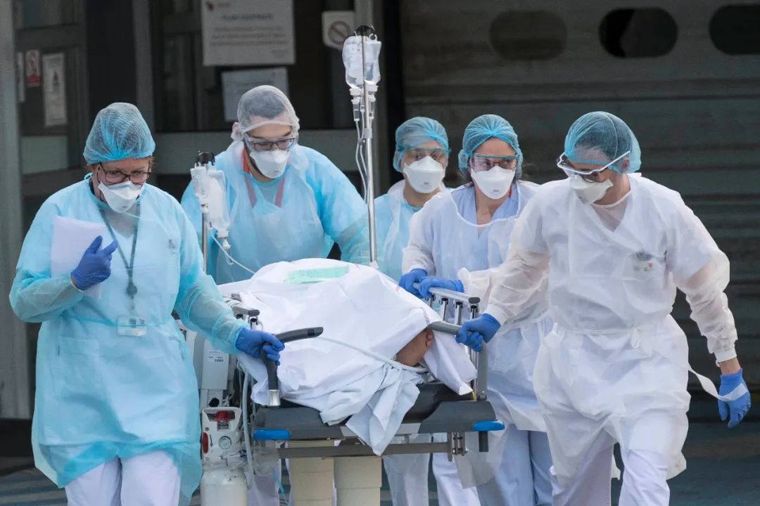 3月19日，意大利医护人员正在抢救新冠肺炎患者。