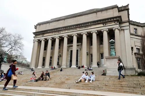 3月10日，在美国纽约哥伦比亚大学，学生在图书馆的台阶上学习、聊天。该校因新冠肺炎疫情自9日起停课两天。新华社记者 王迎 摄