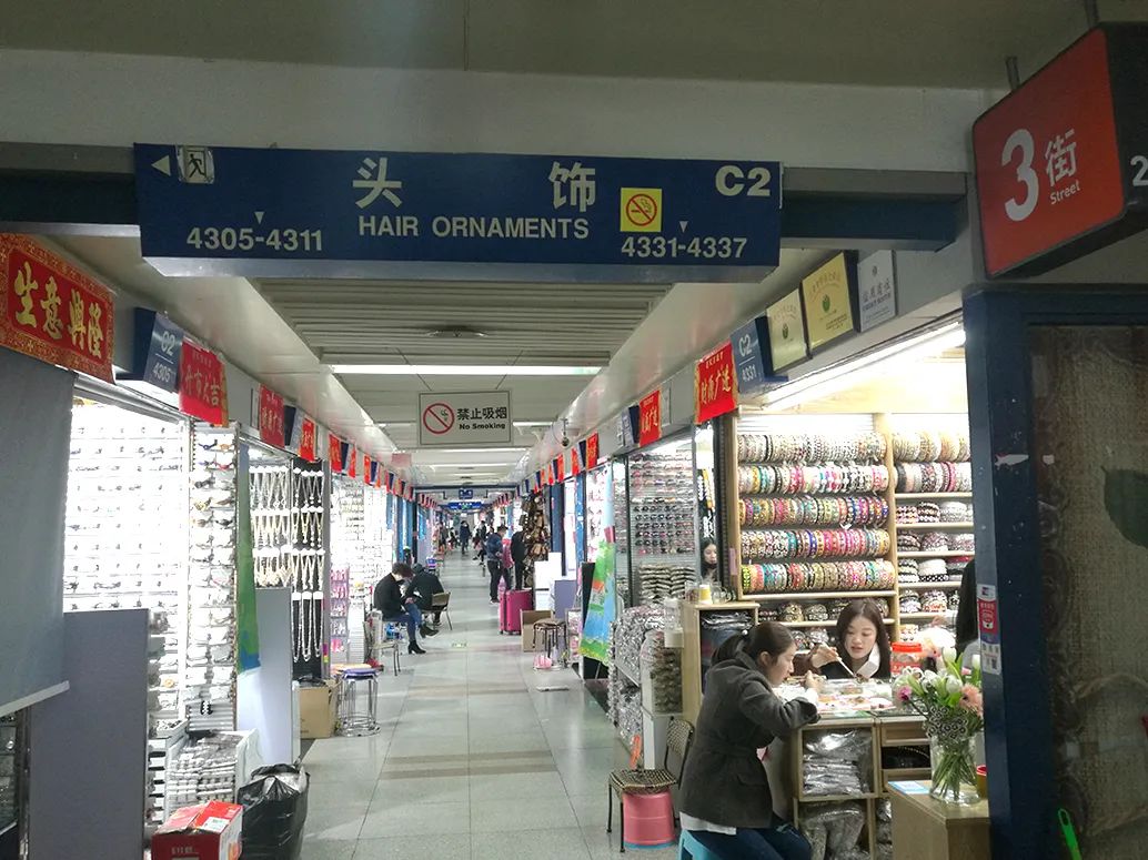  义乌国际商贸城一区二楼客流较少   摄影：《中国经济周刊》记者 陈一良