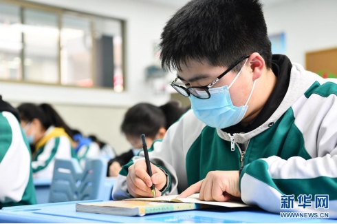 3月16日,贵阳市南明区第一实验中学初三年级学生在课堂上做笔记。 新华社记者 杨文斌 摄