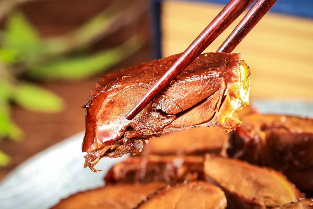 乌镇秘制醇香酱鸭源自百年三珍斋酱香四溢鲜香满口