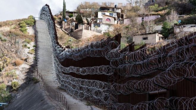 墨西哥示威者封锁边境检查站。（图源：BBC）