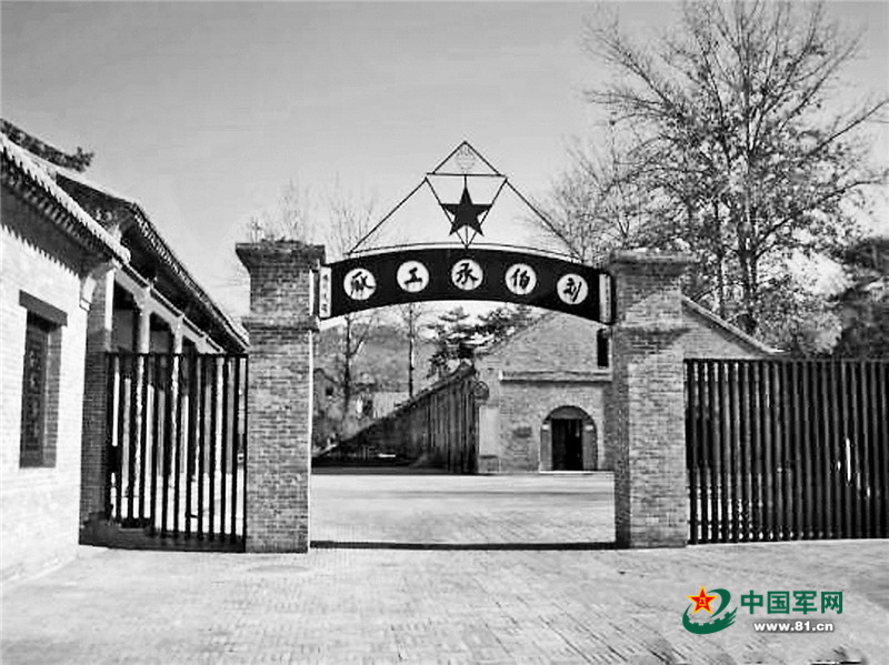 "刘伯承工厂"字匾悬挂于旧厂大门上.陈保军摄