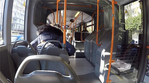  日内瓦公交车上的乘客也不多，基本都是隔开就坐。拍摄：赵薇