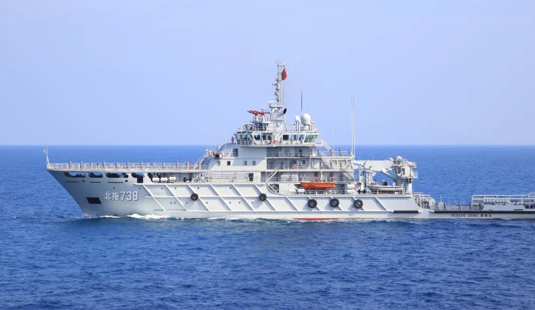 该支队北拖739船迅速闻令而动,▲ 前往目标海域援潜救生演练正式展开.