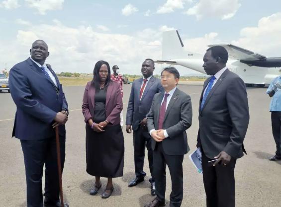 △南苏丹卫生部长、外交部副部长到朱巴机场迎接中国捐赠的物资