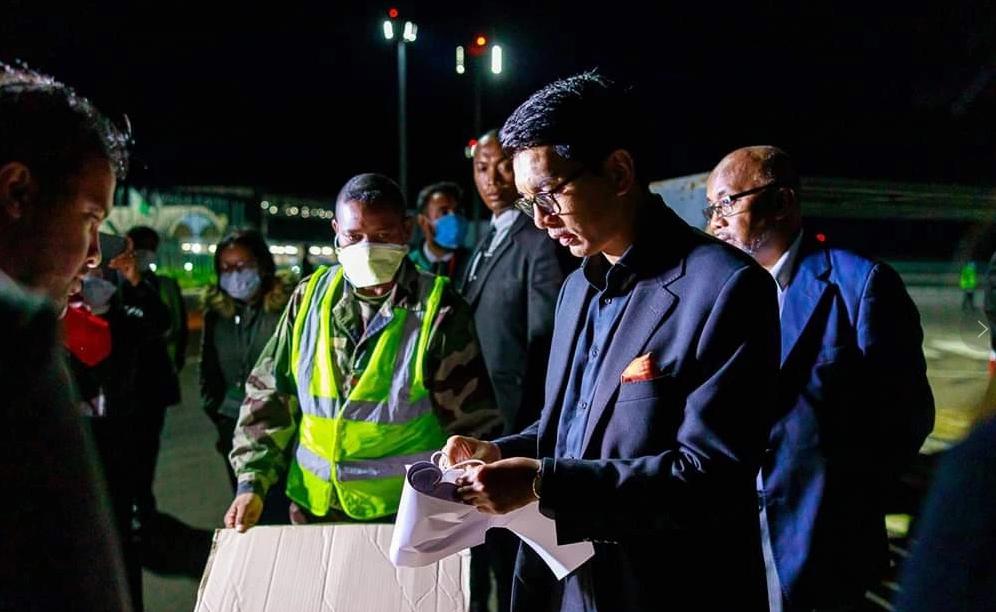 △马达加斯加总统拉乔利纳机场迎接中国援助的物资