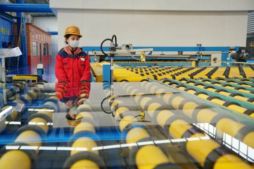  中国拟推一揽子措施提振经济。图为3月28日，工人在河北省沙河市一家玻璃生产企业车间内查看生产线运转情况。新华社