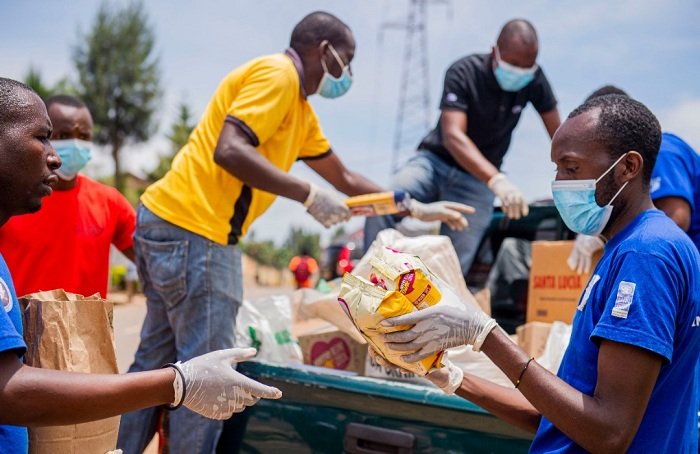 政府为受封锁措施影响的家庭分发生活必需品(图片来源:kigali toyay