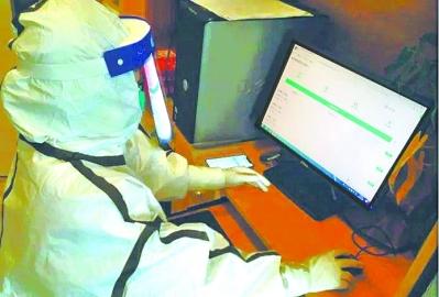 武汉大学校医院胡晶医师使用科大讯飞开发的新冠肺炎康复智能护航系统处理医务工作