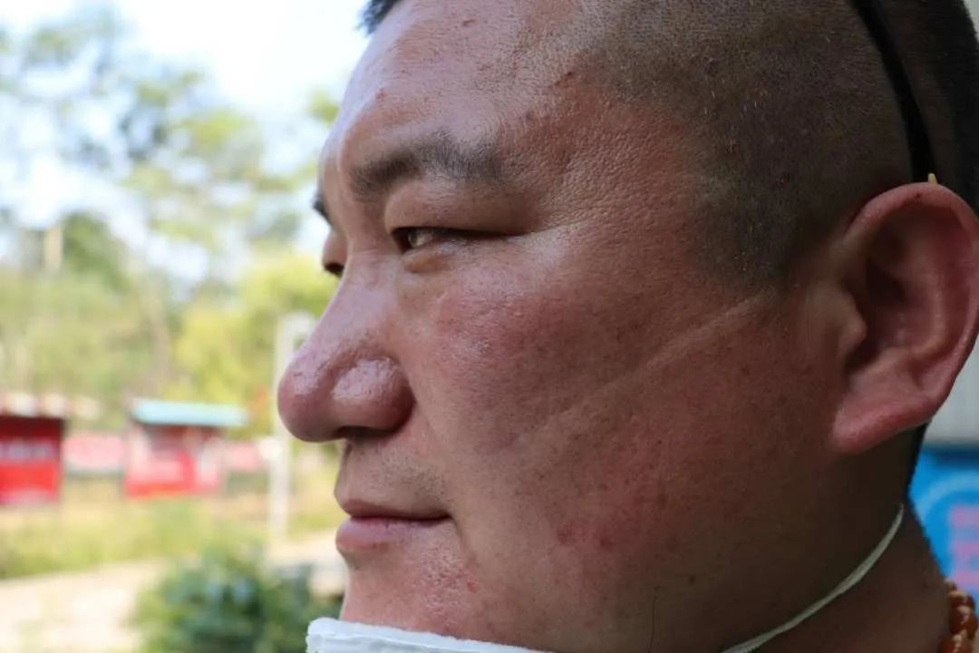 一张脸占据《人民日报》一整版,这人啥来头?