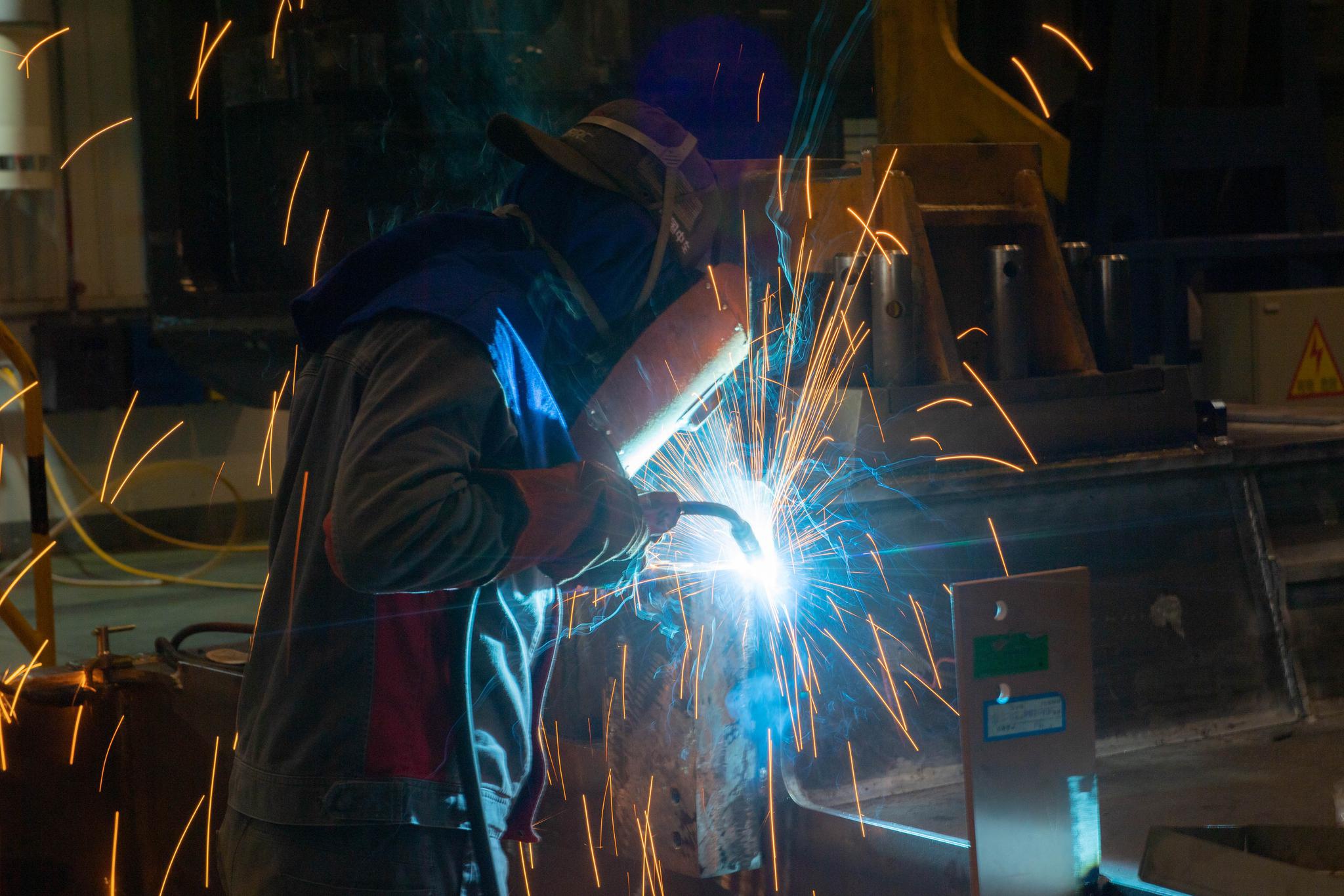 3月3日,工人在中车株洲电力机车有限公司机车车体车间内进行焊接作业