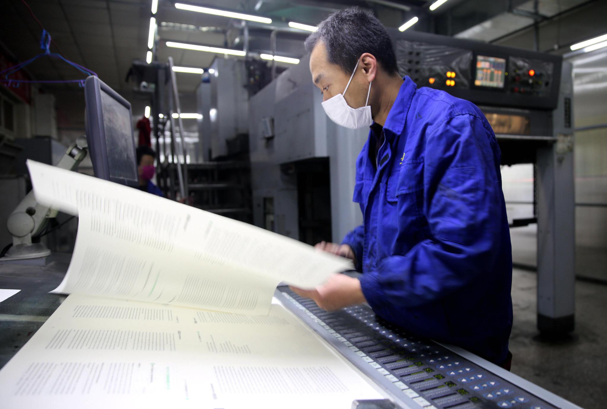 近日,河北省大厂回族自治县的印刷企业有序复工复产,在做好疫情防控的