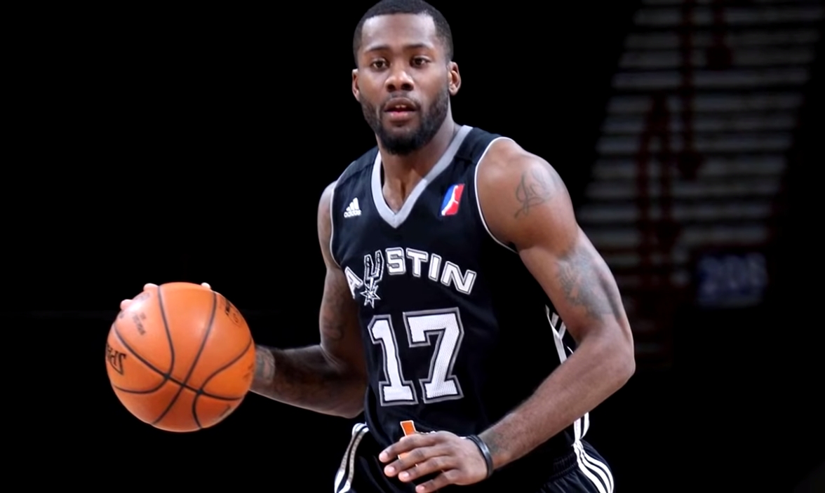 人物志乔纳森西蒙斯从自掏150美元试训到两千万的大合同