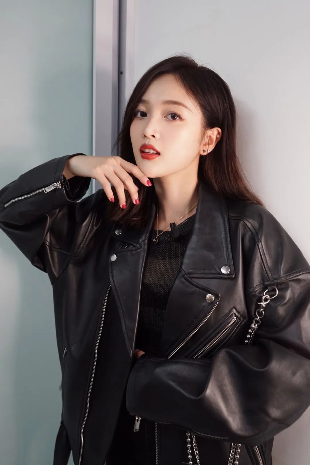 种草鹅bella宋妍霏的67小皮气都藏在她们的皮衣外套里