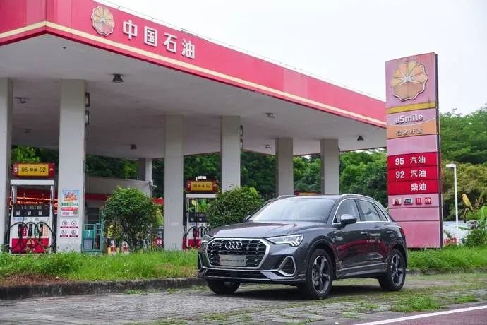 年轻人咬咬牙就买了，这几台20多万的入门豪华SUV实力大揭秘！