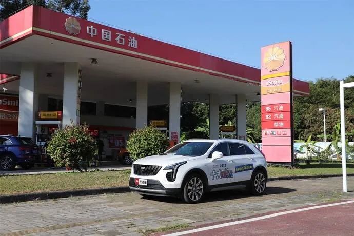 年轻人咬咬牙就买了，这几台20多万的入门豪华SUV实力大揭秘！