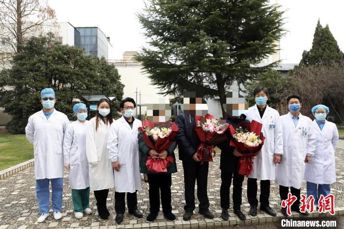 3日上午，南通3名确诊患者正式出院。 王晨光 摄