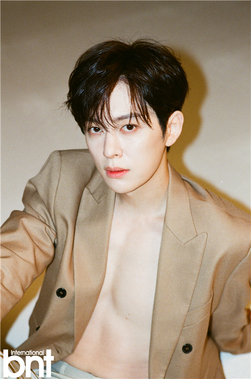 金东玄拍摄bnt写真 大方展现完美身材