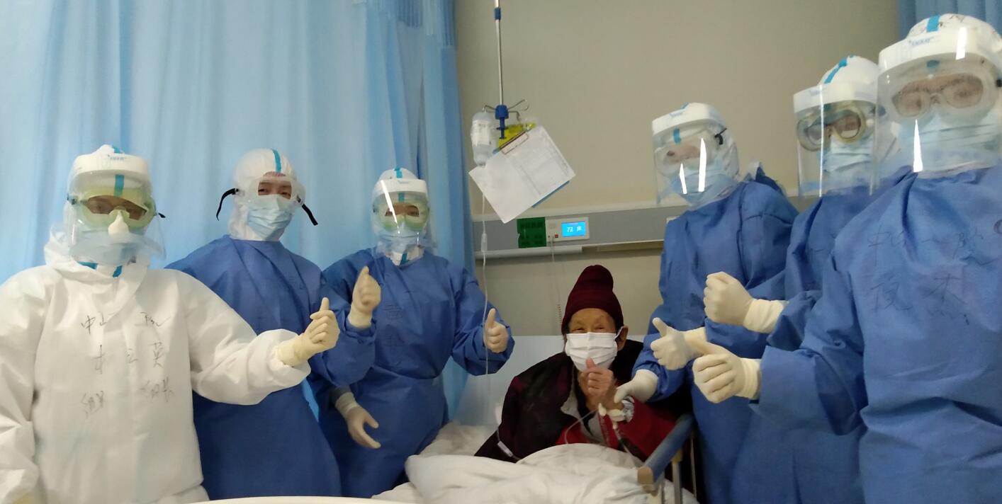照顾 97岁新冠患者治愈出院|消化道出血|医护人员|新冠肺炎_新浪新闻