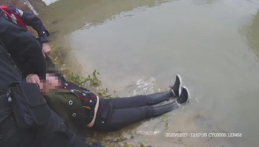 醉酒女子不慎落水民警奋不顾身跳河施救