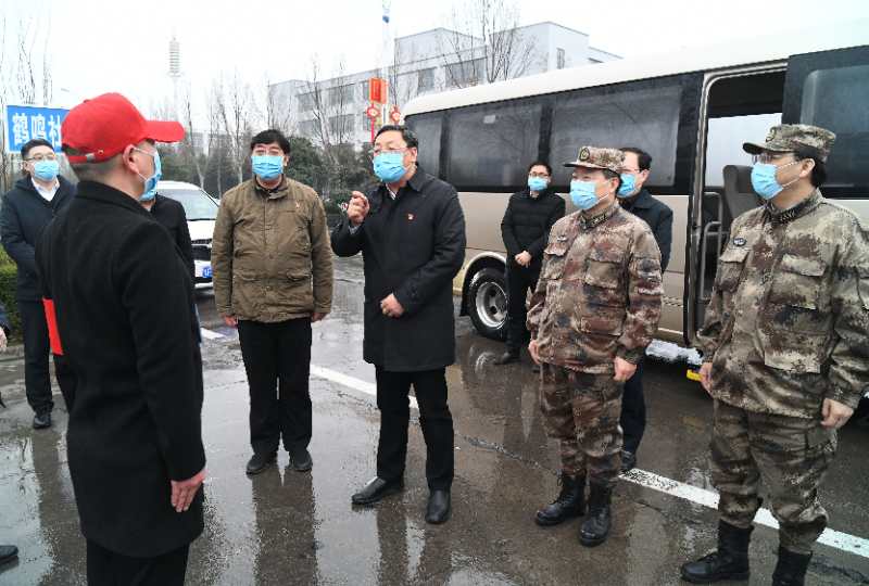 鹤壁市委书记马富国会同军分区司令员,政委慰问在疫情一线的军人军属.