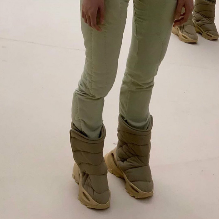 yeezyseason8正式发布除了侃爷上脚的451科幻拖鞋更抢镜