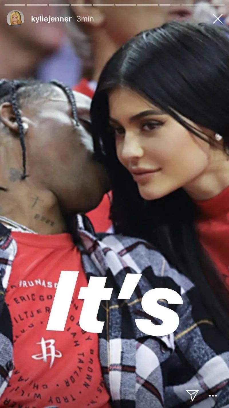 上周五, kylie先是在自己的ins上po出多张与travis scott的亲密合照