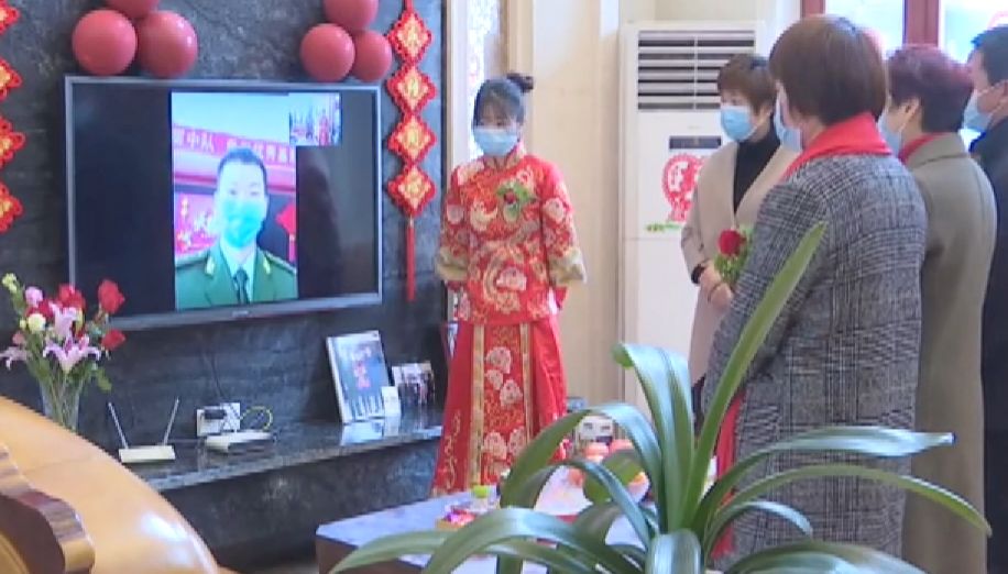 "疫"情下的"特殊婚礼":口罩遮不住你的美