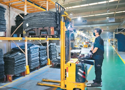 2月24日，特瑞堡轮胎工业（河北）有限公司的工人在生产线上忙碌。 　　新华社记者 牟 宇摄