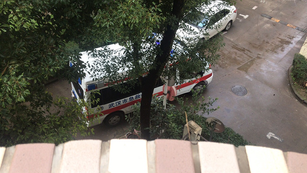 小区居民常看到救护车进出，拍照在微信群流传。 受访者供图