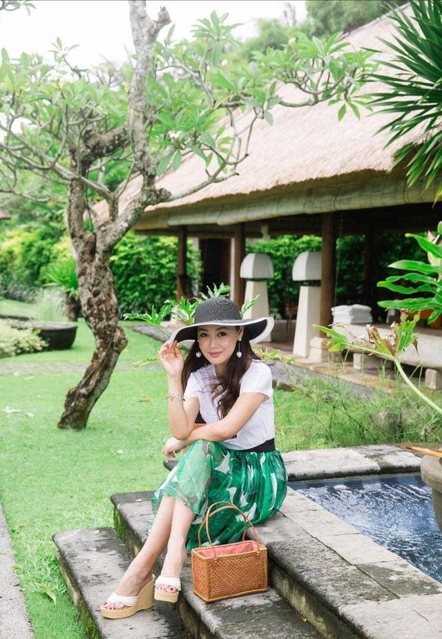 詹小楠身材太火辣穿桃红色露背连衣裙走红毯深v领开到腰