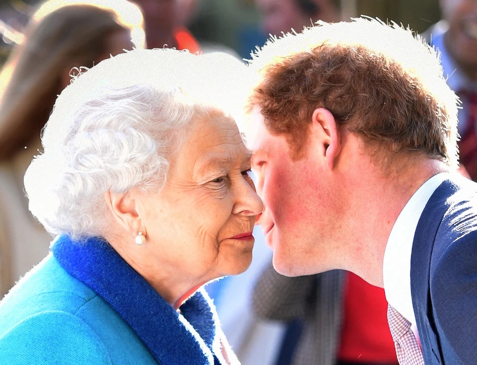 英国女王和哈里王子（图片来源：《太阳报》）