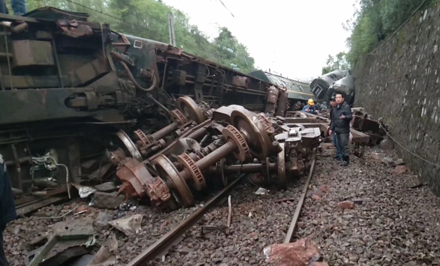 台铁列车出轨事故已致18死190人受伤 现场搜救结束_医院