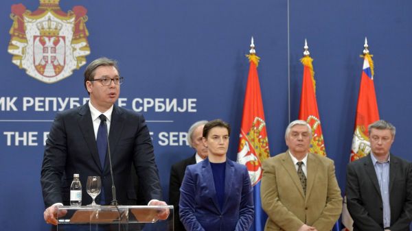 当地时间3月15日晚，塞尔维亚总统武契奇发表电视讲话。（央视新闻客户端）
