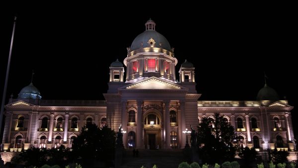 3月22日，在塞尔维亚贝尔格莱德，国民议会大厦点亮中国红。（新华社）