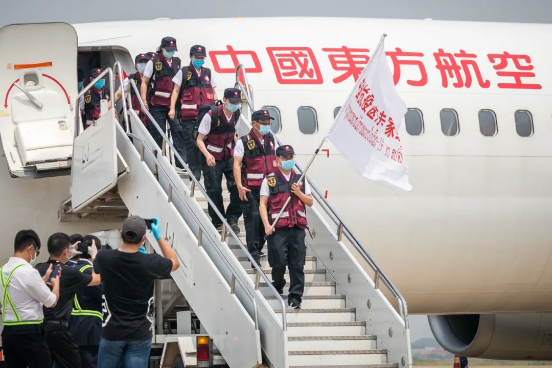 月29日,在老挝首都万象瓦岱国际机场,中国抗疫医疗专家组成员走下飞机