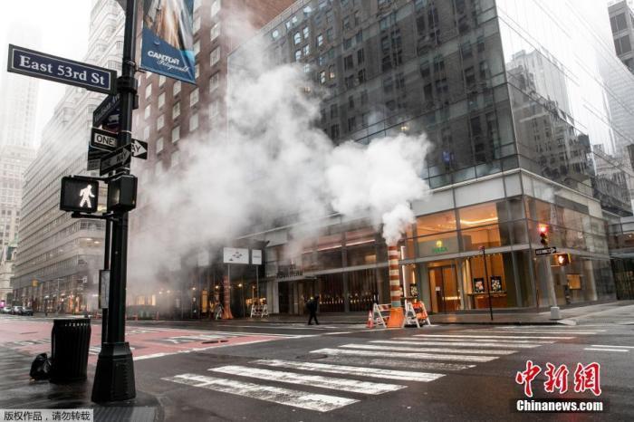 资料图：美国纽约东53街上空无一人。