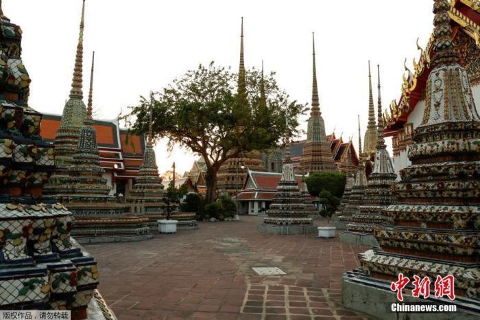 资料图：当地时间3月24日，由于受到新型冠状病毒影响，泰国曼谷著名旅游景点卧佛寺空无一人。