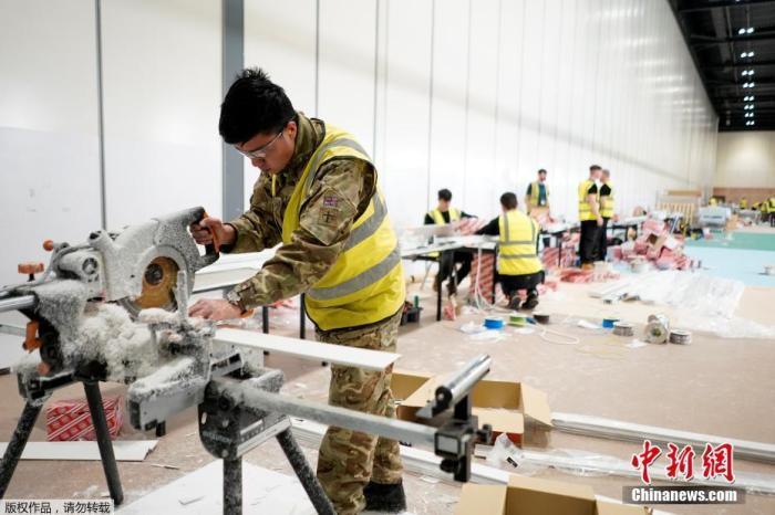 资料图：图为正在建设中的英国伦敦“方舱医院”。