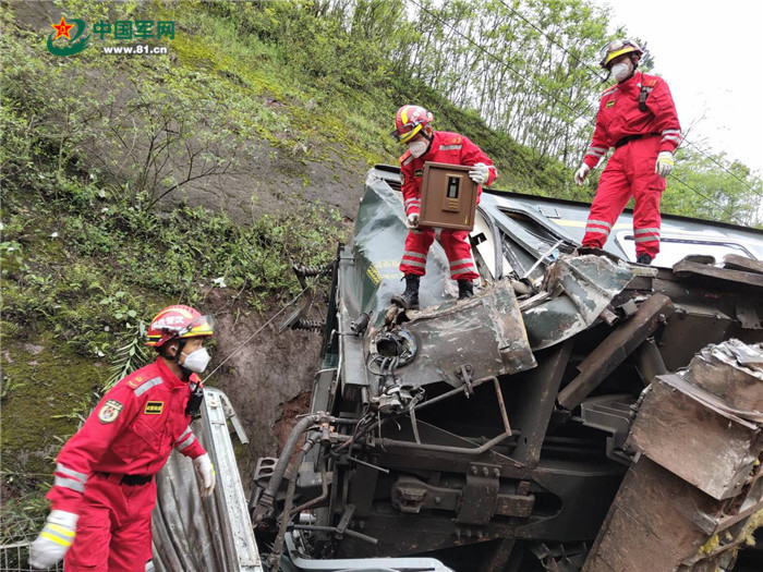 3月30日11点40分许,t179次列车途经京广铁路湖南省郴州市永兴县高亭司