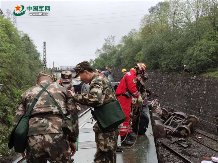 3月30日11点40分许,t179次列车途经京广铁路湖南省郴州市永兴县高亭司