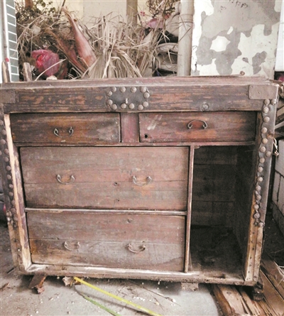 老主人破柜子里藏巨款保洁员拾金不昧归原主