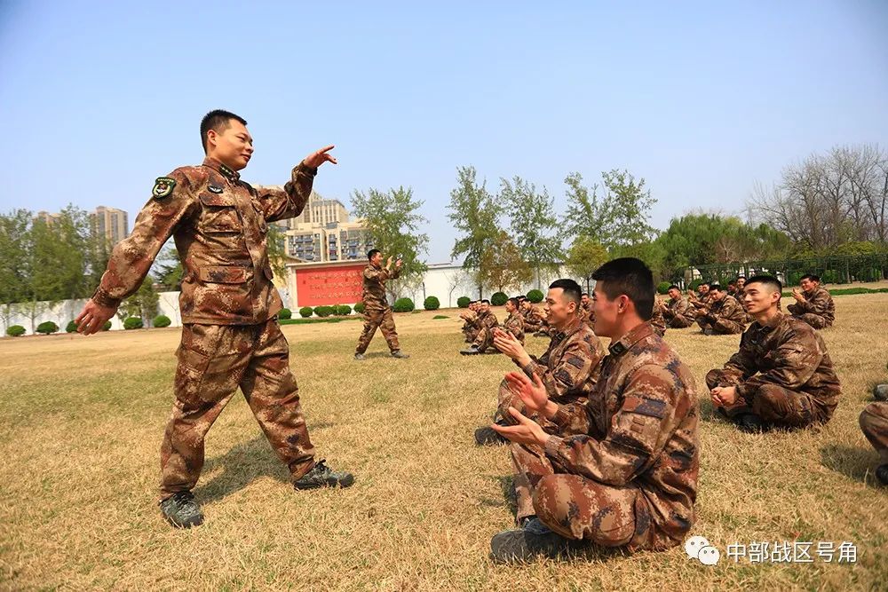 密切战友情,上阵打得赢!|官兵|战士_新浪军事_新浪网