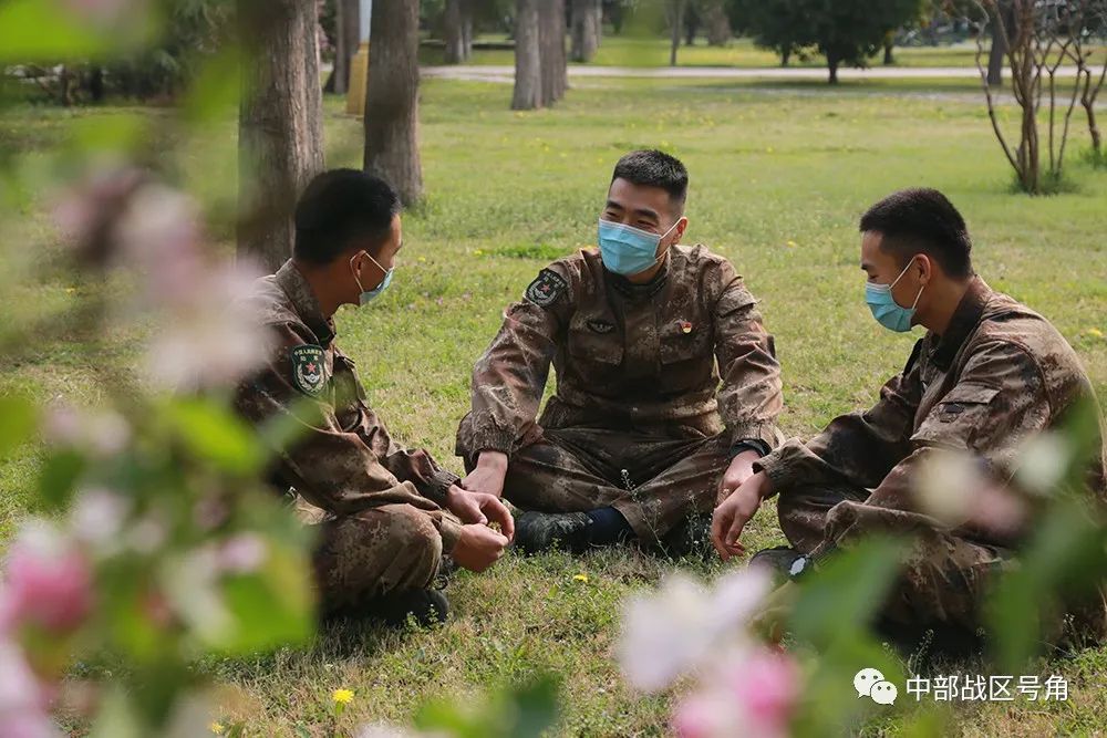 密切战友情,上阵打得赢!|官兵|战士_新浪军事_新浪网