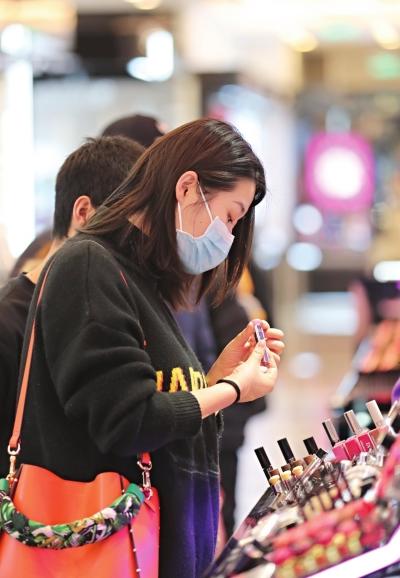 3月30日，武商广场恢复营业，顾客在商场选购化妆品 长江日报记者邱焰 摄